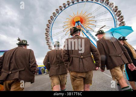 Frühlingsfestbesucher in bayerischer Tracht, leichter Regen, Eröffnung des Münchner Frühlingsfests, München, 25. April 2025 Deutschland, München, 25. April 2025, Frühlingsfestbesucher in bayerischer Tracht, Männer gehen bei leichtem Regen über die Festwiese, Eröffnung des Münchner Frühlingsfests, Volksfest vom 25.04. bis zum 11.05.2025, Theresienwiese, Wochenende, Frühling, Bayern, bayerisch, *** Frühlingsfestbesucher in traditioneller bayerischer Tracht, leichter Regen, Eröffnung der Münchner Frühlingsfestspiele, München, 25. April 2025 Deutschland, München, 25. April 2025, Besucher des Frühlingsfestes in Traditi Stockfoto