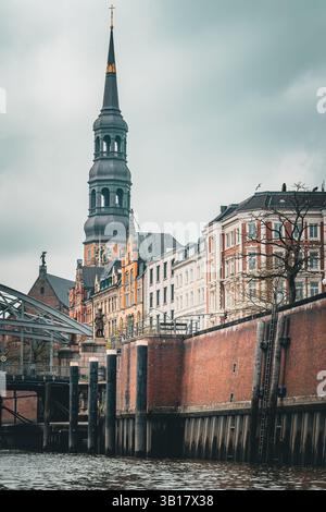 Wunderschöner, flacher Blick auf die Hauptkirche St. Katharinen in Hamburg von einem Kanal aus Stockfoto