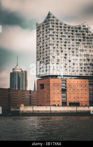 Atemberaubender Seitenblick auf die berühmte Elbphilharmonie am Elbufer in Hamburg, Deutschland Stockfoto