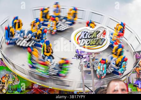 Eröffnung des Münchner Frühlingsfests, Fahrgeschäft Kick down, München, 25. April 2025 Deutschland, München, 25. April 2025, Fahrgeschäft Kick down, Eröffnung des Münchner Frühlingsfests, Volksfest vom 25.04. bis zum 11.05.2025, Theresienwiese, Wochenende, Frühling, Bayern, bayerisch, *** Eröffnung des Münchner Frühlingsfestes, Kick Down Ride, München, 25. April 2025 Deutschland, München, 25. April 2025, Kickdown Ride, Eröffnung der Münchner Frühlingsfestspiele, Volksfest vom 25. April bis 11. Mai 2025, Theresienwiese, Wochenende, Frühling, Bayern, Bayern, Stockfoto
