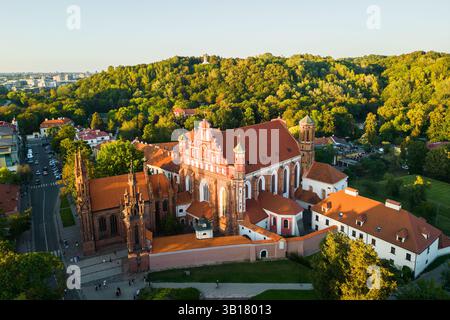 Aus der Vogelperspektive auf die St. Anna Kirche und das Bernardinenkloster in der Altstadt von Vilnius, Litauen Stockfoto