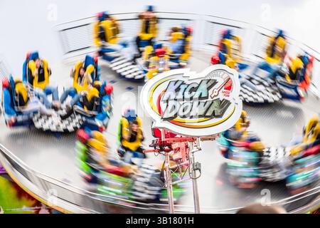 Eröffnung des Münchner Frühlingsfests, Fahrgeschäft Kick down, München, 25. April 2025 Deutschland, München, 25. April 2025, Fahrgeschäft Kick down, Eröffnung des Münchner Frühlingsfests, Volksfest vom 25.04. bis zum 11.05.2025, Theresienwiese, Wochenende, Frühling, Bayern, bayerisch, *** Eröffnung des Münchner Frühlingsfestes, Kick Down Ride, München, 25. April 2025 Deutschland, München, 25. April 2025, Kickdown Ride, Eröffnung der Münchner Frühlingsfestspiele, Volksfest vom 25. April bis 11. Mai 2025, Theresienwiese, Wochenende, Frühling, Bayern, Bayern, Stockfoto