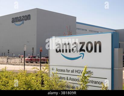 Beschilderung außerhalb des Amazon-Versandzentrums oder Lagers in Follingsby Park, Gateshead, England, Großbritannien Stockfoto