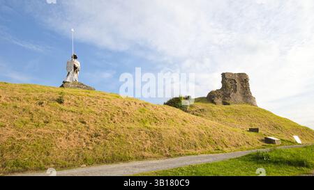 Wales, Carmarthenshire, Llandovery - 18. Juli 2024: Blick auf Llandovery Castle und das Denkmal für Llywelyn ap Gruffydd Fychan. Stockfoto