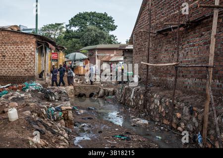 Religiöse Messe mit Pastor in Katanga Slum, Kampala, Uganda, Afrika Stockfoto
