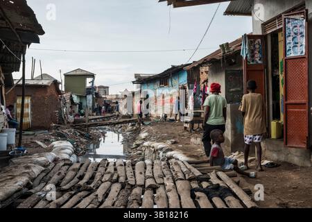 Religiöse Messe mit Pastor in Katanga Slum, Kampala, Uganda, Afrika Stockfoto