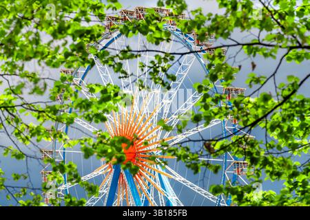 Riesenrad im Grünen, Symbolfoto Eröffnung des Münchner Frühlingsfests, München, 25. April 2025 Deutschland, München, 25. April 2025, Riesenrad im Grünen, Symbolfoto Eröffnung des Münchner Frühlingsfests, Volksfest vom 25.04. bis zum 11.05.2025, Theresienwiese, Wochenende, Frühling, Bayern, bayerisch, *** Riesenrad im Grünen, symbolische Fotoeröffnung der Münchner Frühlingsfestspiele, München, 25. April 2025 Deutschland, München, 25. April 2025, Riesenrad im Grünen, symbolische Fotoeröffnung der Münchner Frühlingsfestspiele, Volksfest vom 25. April bis 11. Mai 2025, Theresienwiese, Wochenende, Frühling Stockfoto