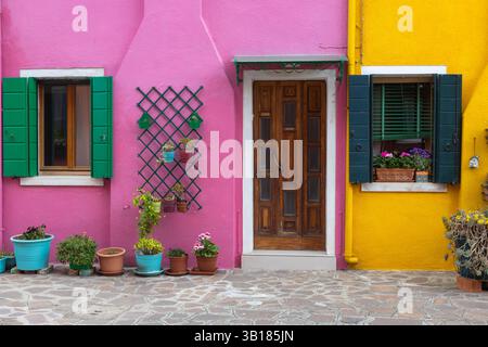 Farbenfrohe Hausfassade mit Blumen in Burano Stockfoto
