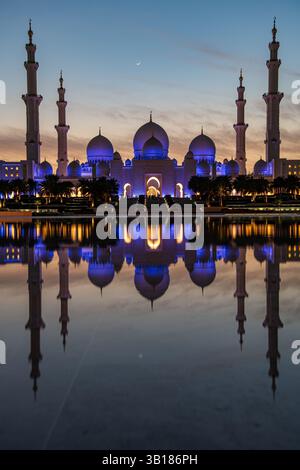Al Zayed große Moschee bei Nacht in Abu Dhabi, mit wunderschönen Reflexionen und malerischer Aussicht. Größte Moschee in den Vereinigten Arabischen Emiraten, atemberaubend, Stockfoto