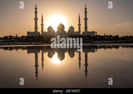 Al Zayed Grand Moschee, Sonnenuntergang, in Abu Dhabi, mit wunderschönen Reflexionen und malerischer Aussicht. Größte Moschee in den Vereinigten Arabischen Emiraten, atemberaubend, Stockfoto