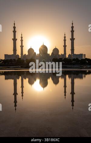 Al Zayed Grand Moschee, Sonnenuntergang, in Abu Dhabi, mit wunderschönen Reflexionen und malerischer Aussicht. Größte Moschee in den Vereinigten Arabischen Emiraten, atemberaubend, Stockfoto