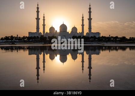 Al Zayed Grand Moschee, Sonnenuntergang, in Abu Dhabi, mit wunderschönen Reflexionen und malerischer Aussicht. Größte Moschee in den Vereinigten Arabischen Emiraten, atemberaubend, Stockfoto