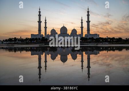 Al Zayed Grand Moschee, Sonnenuntergang, in Abu Dhabi, mit wunderschönen Reflexionen und malerischer Aussicht. Größte Moschee in den Vereinigten Arabischen Emiraten, atemberaubend, Stockfoto