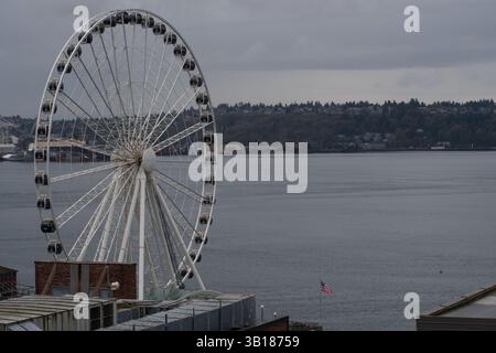 SEATTLE, WA, USA - 7. April 2025: Blick auf das Seattle Great Wheel in der Elliott Bay in Seattle, WA, USA. Sie wurde am 17. April 2012 errichtet. Stockfoto