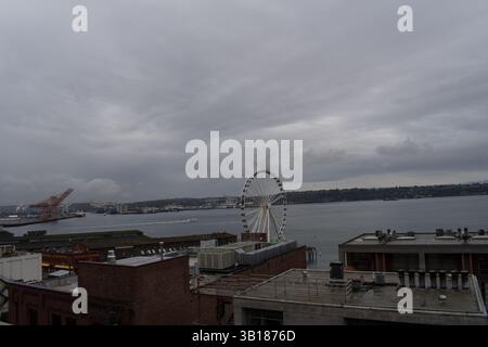 SEATTLE, WA, USA - 7. April 2025: Blick auf das Seattle Great Wheel in der Elliott Bay in Seattle, WA, USA. Sie wurde am 17. April 2012 errichtet. Stockfoto