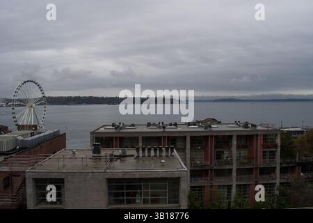 SEATTLE, WA, USA - 7. April 2025: Blick auf das Seattle Great Wheel in der Elliott Bay in Seattle, WA, USA. Sie wurde am 17. April 2012 errichtet. Stockfoto