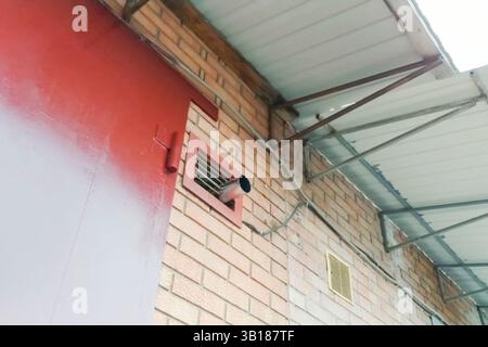 Lüftungsgitter in einer Ziegelwand Stockfoto