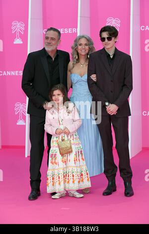Cannes, Frankreich. April 2025. Cannes - 8. Canneseries International Festival - 2. Rosa Teppich - Jeffrey Dean Morgan mit seiner Frau Hilarie Burton und seinen Kindern Gus Dean Morgan und George Virginia Morgan Credit: Independent Photo Agency/Alamy Live News Stockfoto