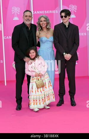 Cannes, Frankreich. April 2025. Cannes - 8. Canneseries International Festival - 2. Rosa Teppich - Jeffrey Dean Morgan mit seiner Frau Hilarie Burton und seinen Kindern Gus Dean Morgan und George Virginia Morgan Credit: Independent Photo Agency/Alamy Live News Stockfoto