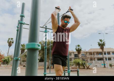 Sportlicher Mann, der im Freien trainiert, Fit Lifestyle Konzept. Stockfoto
