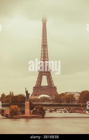 Blick auf den Eiffelturm und die Nachbildung der Freiheitsstatue auf der Île aux Cygnes an der seine in Paris, Frankreich. Stockfoto