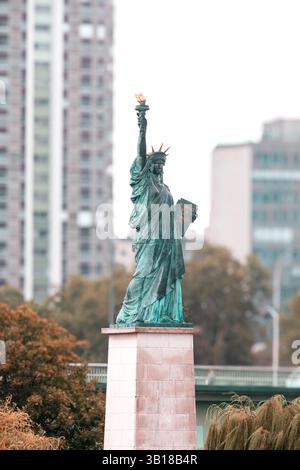 Eine Nachbildung der Freiheitsstatue auf der Île aux Cygnes in Paris, Frankreich, eine kleinere Version des Originals in New York. Stockfoto