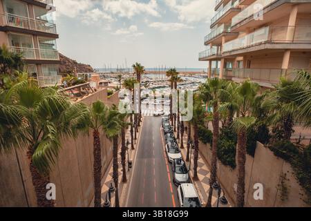 Charmanter Blick auf Port Calp in Calpe, Spanien, mit weiß getünchten Häusern mit Palmen und traditionellen spanischen Balkonen Stockfoto