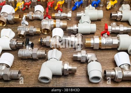 Armaturen und Regler für die Heizungsanlage Stockfoto