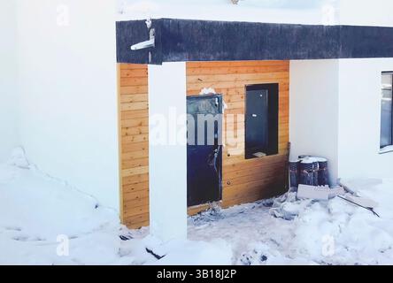 Blick von oben auf ein unvollendetes Privathaus, die Jahreszeit ist Winter. Stockfoto