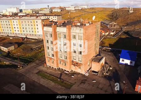 Verstärkung von tragenden Wänden eines Plattenhauses, Verkleidung von Plattenwänden mit Ziegeln. Stockfoto