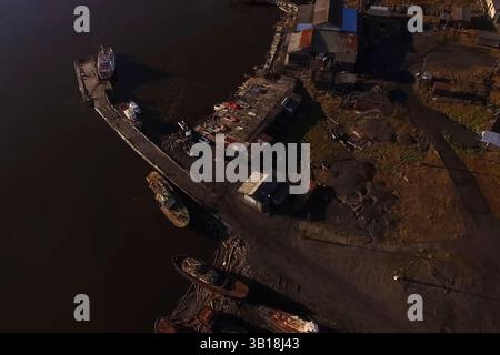 Alte Fischerboote in einem halb verlassenen Hafen in der sibirischen Tundra. Stockfoto