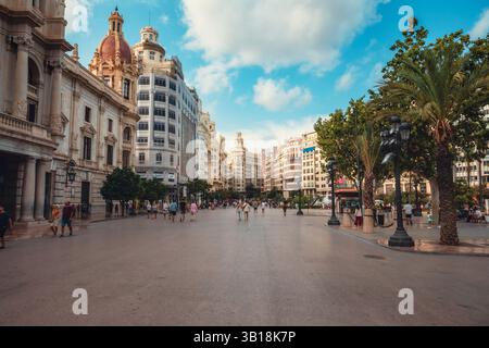 Plac de L'ajuntament - Modernisme Plaza des Rathauses von Valencia, Spanien mit Palmen und schöner Gebäudearchitektur an einem ruhigen Tag. Stockfoto