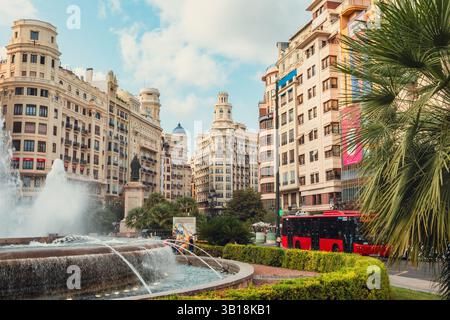 Plac de L'ajuntament - Modernisme Plaza des Rathauses von Valencia, Spanien mit Palmen und schöner Gebäudearchitektur an einem ruhigen Tag. Stockfoto