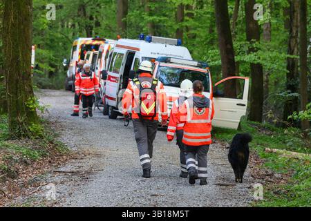 Große Suchaktion mit zahlreichen Rettungshunden aus ganz NRW Großeinsatz am Freitagabend gegen 18 Uhr in einem Waldgebiet zwischen Wuppertal-Cronenberg und Remscheid-hasten ein Zeuge hatte zuvor einen älteren, offensichtlich verwirrten, Herr gemeldet, welcher auf Ansprache nicht reagiert hatte. Weil die Polizei mit Streifenwagen und auch mit einem Polizeihubschrauber den Mann nicht finden konnte alarmierten die Beamten am Freitagabend die Hilfsorganisationen Deutsches Rotes Kreuz und Johanniter Unfallhilfe, welche mit einem Großaufgebot von Rettungshunden aus dem ganzen Land anrückten. Matrize Su Stockfoto
