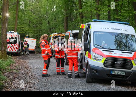Große Suchaktion mit zahlreichen Rettungshunden aus ganz NRW Großeinsatz am Freitagabend gegen 18 Uhr in einem Waldgebiet zwischen Wuppertal-Cronenberg und Remscheid-hasten ein Zeuge hatte zuvor einen älteren, offensichtlich verwirrten, Herr gemeldet, welcher auf Ansprache nicht reagiert hatte. Weil die Polizei mit Streifenwagen und auch mit einem Polizeihubschrauber den Mann nicht finden konnte alarmierten die Beamten am Freitagabend die Hilfsorganisationen Deutsches Rotes Kreuz und Johanniter Unfallhilfe, welche mit einem Großaufgebot von Rettungshunden aus dem ganzen Land anrückten. Matrize Su Stockfoto