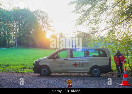 Große Suchaktion mit zahlreichen Rettungshunden aus ganz NRW Großeinsatz am Freitagabend gegen 18 Uhr in einem Waldgebiet zwischen Wuppertal-Cronenberg und Remscheid-hasten ein Zeuge hatte zuvor einen älteren, offensichtlich verwirrten, Herr gemeldet, welcher auf Ansprache nicht reagiert hatte. Weil die Polizei mit Streifenwagen und auch mit einem Polizeihubschrauber den Mann nicht finden konnte alarmierten die Beamten am Freitagabend die Hilfsorganisationen Deutsches Rotes Kreuz und Johanniter Unfallhilfe, welche mit einem Großaufgebot von Rettungshunden aus dem ganzen Land anrückten. Matrize Su Stockfoto