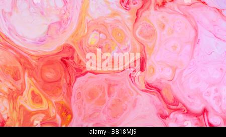 Lebendige Korallenrosa Orange flüssige Marmor-Textur mit fließenden Wirbeln, abstrakter fließender Kunst-Hintergrund Stockfoto