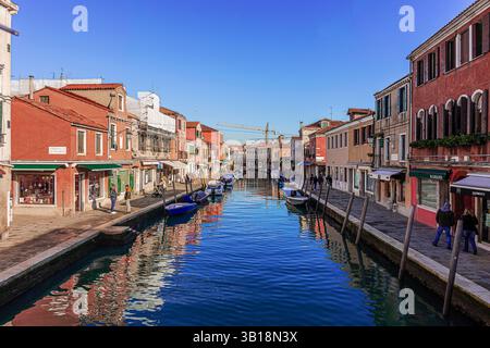 Der Kanal schneidet die Insel Murano in zwei Teile Stockfoto