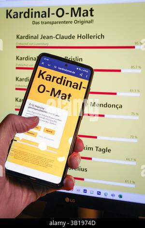 Kardinal-O-Mat nach Vorbild des Wahl-O-Mats auf einem Smartphone und dem Bildschirm eines PCs. Privates Konklave zur Pastwahl des persönlich favoritisierten Nachfolgers des am 21.4.2025 verstorbenen Papstes Franziskus. Wer die Fragen beantwortet, bekommt ein Ranking von ausgewählten Kardinälen, angeordner nach prozentualer Übereinstimmung des Nutzers. *** Kardinal O Mat modellierte auf einem Smartphone und dem Bildschirm eines privaten Konklaves am PC den persönlich bevorzugten Nachfolger von Papst Franziskus, der am 21 4 2025 starb Stockfoto