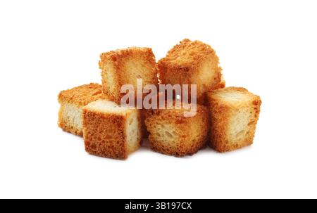 Haufen leckerer knuspriger Croutons isoliert auf weiß Stockfoto