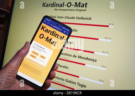Cardinal-O-Mat, das dem Wahl-O-Mat nachempfunden ist, wird auf einem Smartphone und einem PC-Bildschirm verwendet. Ein privates Konklave zur Wahl des persönlichen Lieblingsnachfolgers von Papst Franziskus, der am 21. April 2025 starb. Diejenigen, die die Fragen beantworten, erhalten eine Rangfolge ausgewählter Kardinäle, geordnet nach dem Prozentsatz der Zustimmung des Benutzers. Stockfoto