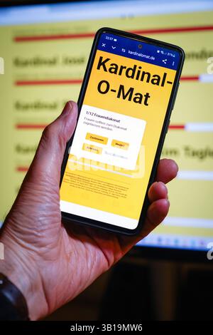 Kardinal-O-Mat nach Vorbild des Wahl-O-Mats auf einem Smartphone und dem Bildschirm eines PCs. Privates Konklave zur Pastwahl des persönlich favoritisierten Nachfolgers des am 21.4.2025 verstorbenen Papstes Franziskus. Wer die Fragen beantwortet, bekommt ein Ranking von ausgewählten Kardinälen, angeordner nach prozentualer Übereinstimmung des Nutzers. *** Kardinal O Mat modellierte auf einem Smartphone und dem Bildschirm eines privaten Konklaves am PC den persönlich bevorzugten Nachfolger von Papst Franziskus, der am 21 4 2025 starb Stockfoto
