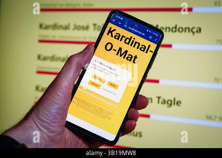 Kardinal-O-Mat nach Vorbild des Wahl-O-Mats auf einem Smartphone und dem Bildschirm eines PCs. Privates Konklave zur Pastwahl des persönlich favoritisierten Nachfolgers des am 21.4.2025 verstorbenen Papstes Franziskus. Wer die Fragen beantwortet, bekommt ein Ranking von ausgewählten Kardinälen, angeordner nach prozentualer Übereinstimmung des Nutzers. *** Kardinal O Mat modellierte auf einem Smartphone und dem Bildschirm eines privaten Konklaves am PC den persönlich bevorzugten Nachfolger von Papst Franziskus, der am 21 4 2025 starb Stockfoto