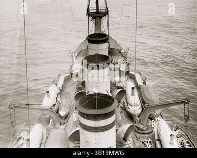 Juni 1912 - USA - Blick vom Krähennest auf dem gepanzerten Kreuzer USS Seattle (CA-11). Exaktes Datum unbekannt. (Kreditbild: © Bain News Service/ZUMAPRESS.com) Stockfoto
