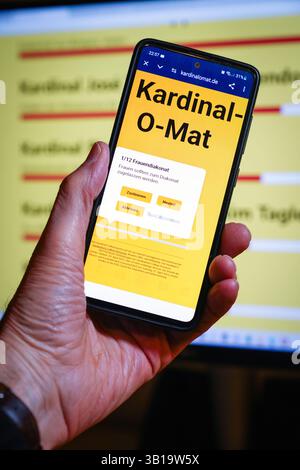 Cardinal-O-Mat, das dem Wahl-O-Mat nachempfunden ist, wird auf einem Smartphone und einem PC-Bildschirm verwendet. Ein privates Konklave zur Wahl des persönlichen Lieblingsnachfolgers von Papst Franziskus, der am 21. April 2025 starb. Diejenigen, die die Fragen beantworten, erhalten eine Rangfolge ausgewählter Kardinäle, geordnet nach dem Prozentsatz der Zustimmung des Benutzers. Stockfoto