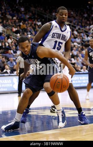 15. Februar 2011: Corey Fisher (10) verliert die Kontrolle über den Ball, als Seton Hall Pirates Forward Herb Pope (15) während des NCAA-Basketballspiels zwischen den #15 Villanova Wildcats und den Seton Hall Pirates im Prudential Center in Newark, New Jersey, zusieht. Die Wildkatzen Beat the Pirates, 60-57.(Bild: © Chris Szagola/Cal Sport Media/ZUMAPRESS.com) Stockfoto