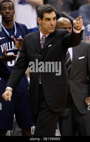 15. Februar 2011: Villanova Wildcats-Cheftrainer Jay Wright reagierte am Rande des NCAA-Basketballspiels zwischen den #15 Villanova Wildcats und den Seton Hall Pirates im Prudential Center in Newark, New Jersey. Die Wildkatzen Beat the Pirates, 60-57.(Bild: © Chris Szagola/Cal Sport Media/ZUMAPRESS.com) Stockfoto