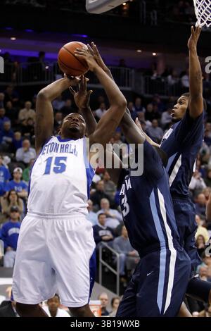 15. Februar 2011: Seton Hall Pirates Forward Herb Pope (15) mit dem Schuss während der Bewachung von Villanova Wildcats Forward/Center Mouphtaou Yarou (13) mit Villanova Wildcats Forward Antonio Pena (0) hinter ihnen während des NCAA Basketballspiels zwischen den #15 Villanova Wildcats und den Seton Hall Pirates im Prudential Center in Newark, New Jersey. Die Wildkatzen Beat the Pirates, 60-57.(Bild: © Chris Szagola/Cal Sport Media/ZUMAPRESS.com) Stockfoto