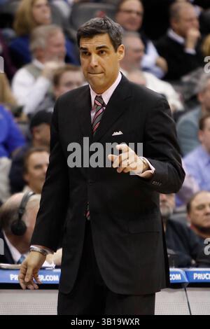 15. Februar 2011: Villanova Wildcats Head Coach Jay Wright schaut während des NCAA Basketballspiels zwischen den #15 Villanova Wildcats und den Seton Hall Pirates im Prudential Center in Newark, New Jersey. Die Wildkatzen Beat the Pirates, 60-57.(Bild: © Chris Szagola/Cal Sport Media/ZUMAPRESS.com) Stockfoto