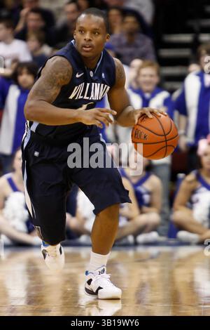 15. Februar 2011: Villanova Wildcats schützen Maalik Wayns (2) während des NCAA-Basketballspiels zwischen den #15 Villanova Wildcats und den Seton Hall Pirates im Prudential Center in Newark, New Jersey. Die Wildkatzen Beat the Pirates, 60-57.(Bild: © Chris Szagola/Cal Sport Media/ZUMAPRESS.com) Stockfoto